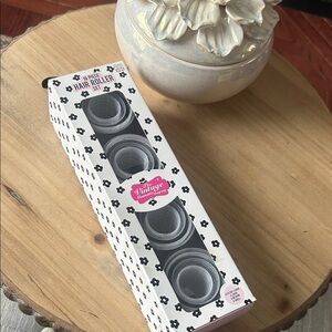 NIB The Vintage Cosmetic Company 16 Piece Hair Roller Set